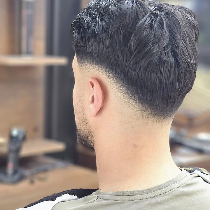 Mid Fade im Nacken mit sauberem Übergang und strukturiertem Deckhaar